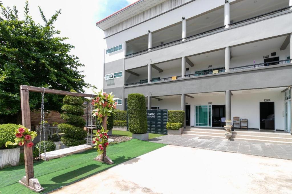 Hotel Oyo 75305 T Park Pak Chong Mu Si Exterior foto